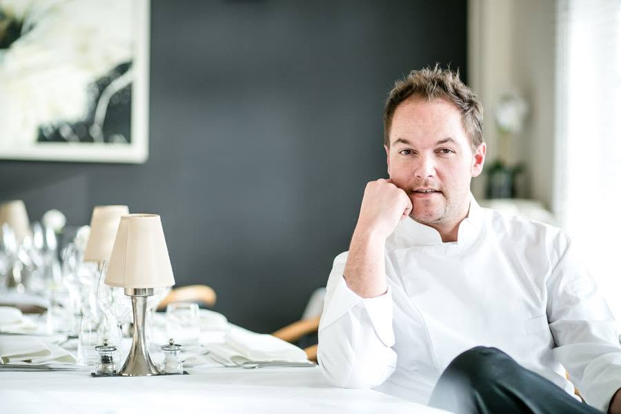 Thierry Blauwart aan het werk in de keuken